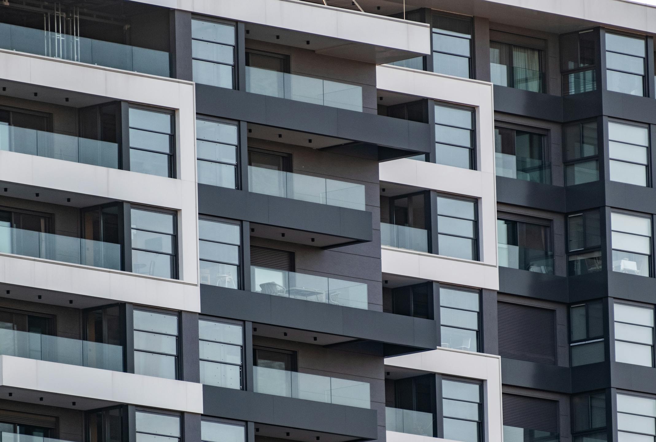 Apartman Kapıcısı Rehberi 2026: İşe Alım, Maaş, Haklar ve Fesih